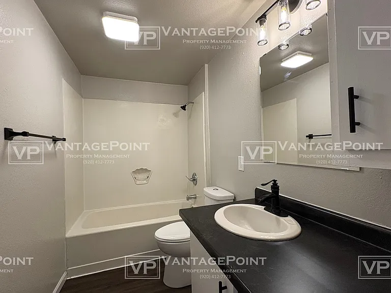 521 1/2 S Sawyer St — Photo 6