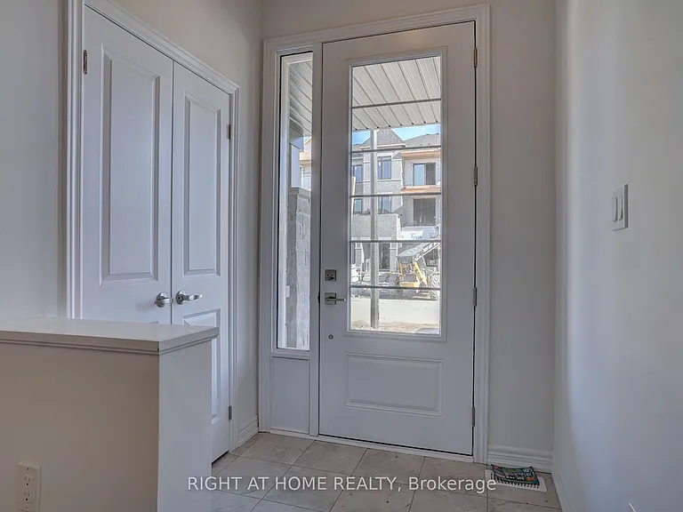 2038 Cameron Lott Cres — Photo 2