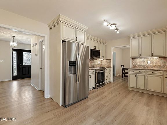 5th image of 1230 Live Oak Cir