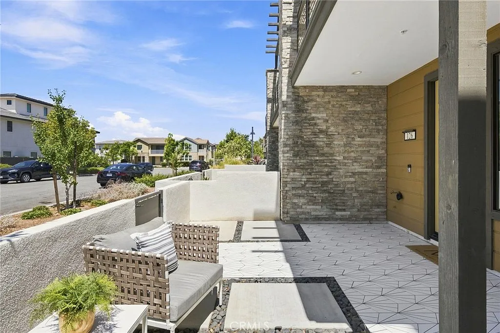 2 bed, 2.5 bath, 1576 sqft, $4,295 — Photo 3