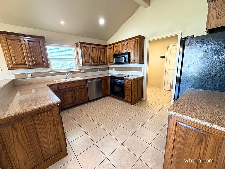 18300 Coyote Springs, Amarillo, TX 79119 - Kitchen