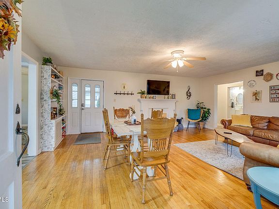 4th image of 1326 Valley Dr