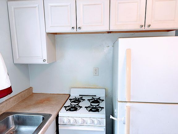 3rd image of 2484 Lincoln St
