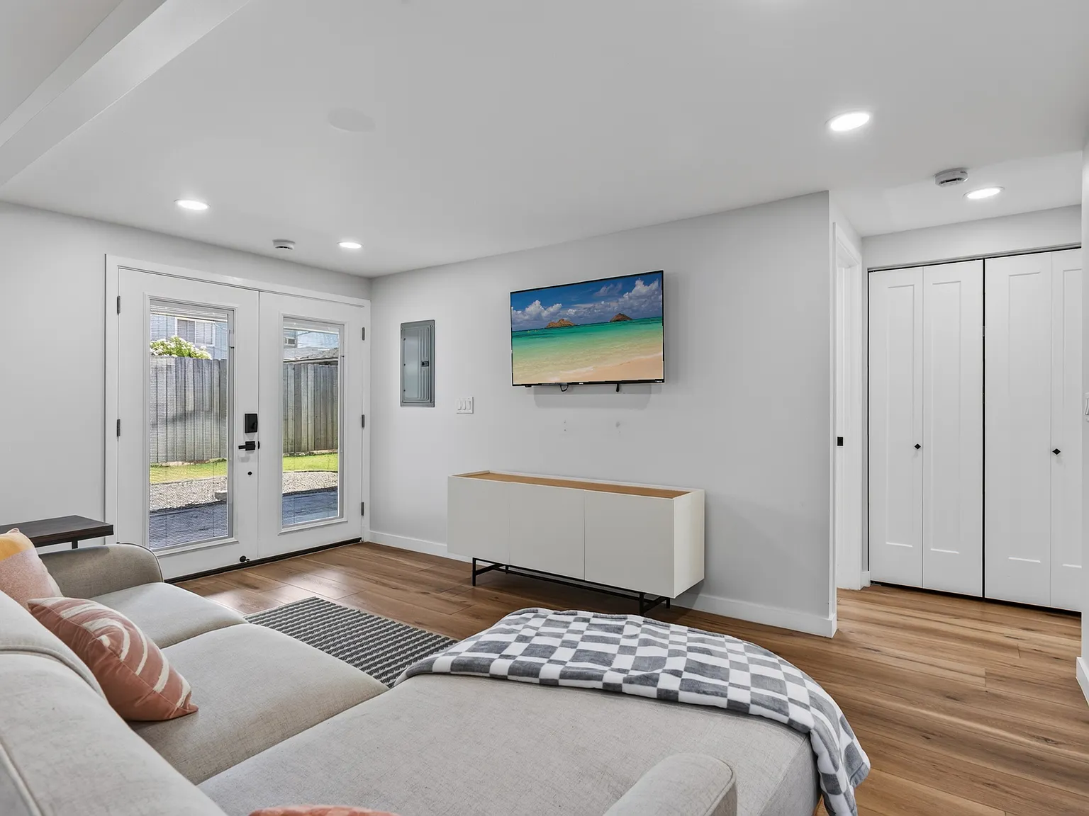 3 bed, 920 sqft, $5,500 — Photo 3
