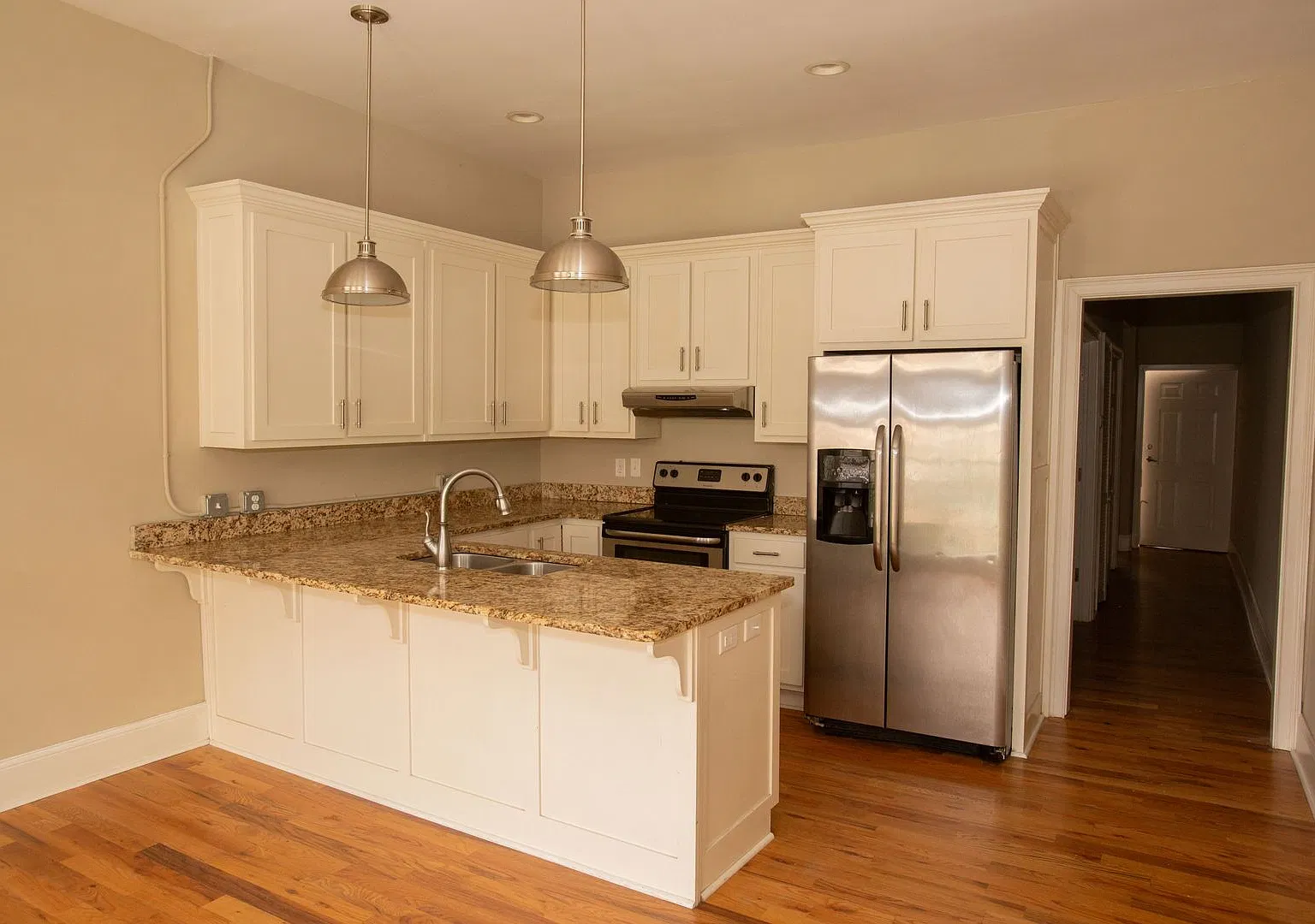 Luxury One Bedroom On College Avenue — Photo 3