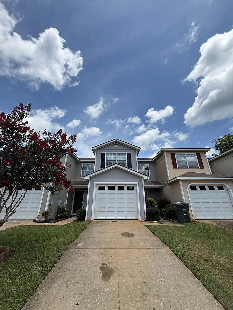 Available NOW - 123 Woodberry — Photo 1
