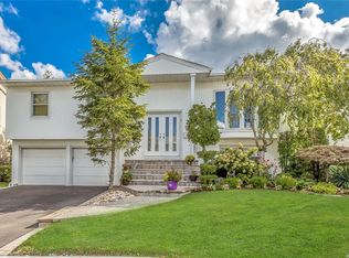 11 Gale Dr, Valley Stream, NY 11581