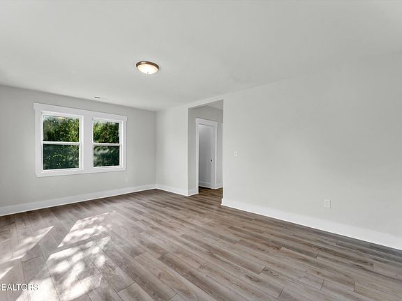4th image of 226 Leonard Pl