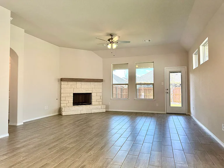 347 Freestall Dr — Photo 6