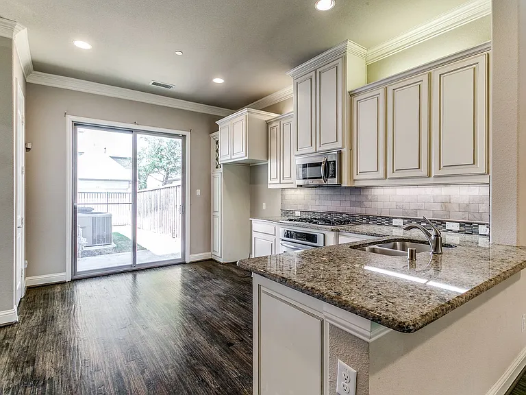 809 Milton Way — Photo 4