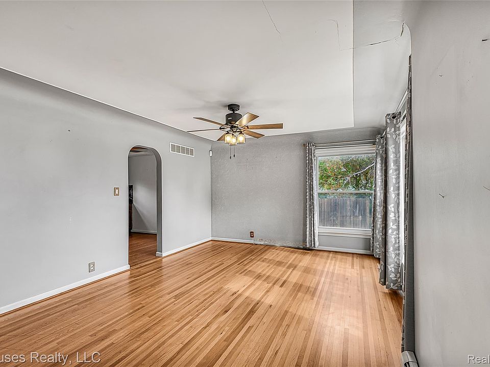 435 E Walton Blvd, photo 5
