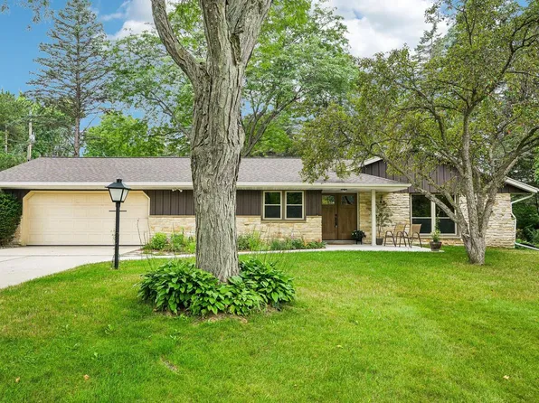 1389 Glenbrook DRIVE, Cedarburg, WI 53012