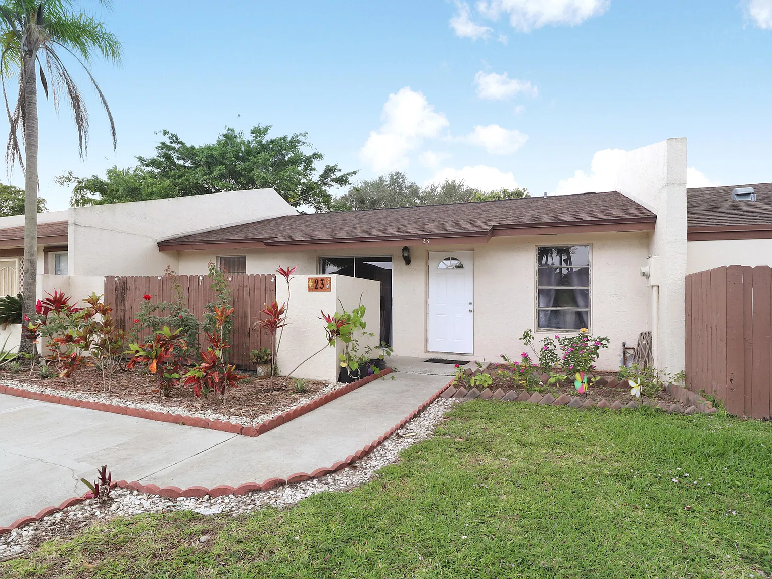 3 bed, 2.0 bath, 1050 sqft, $2,400 — Photo 2