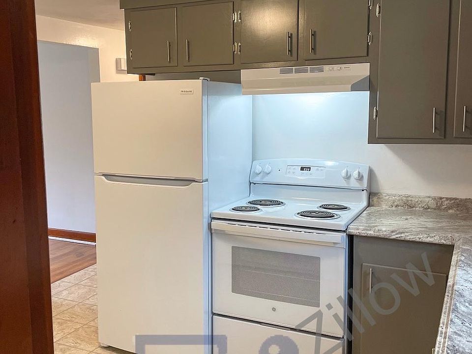 Kitchen fridge & stove