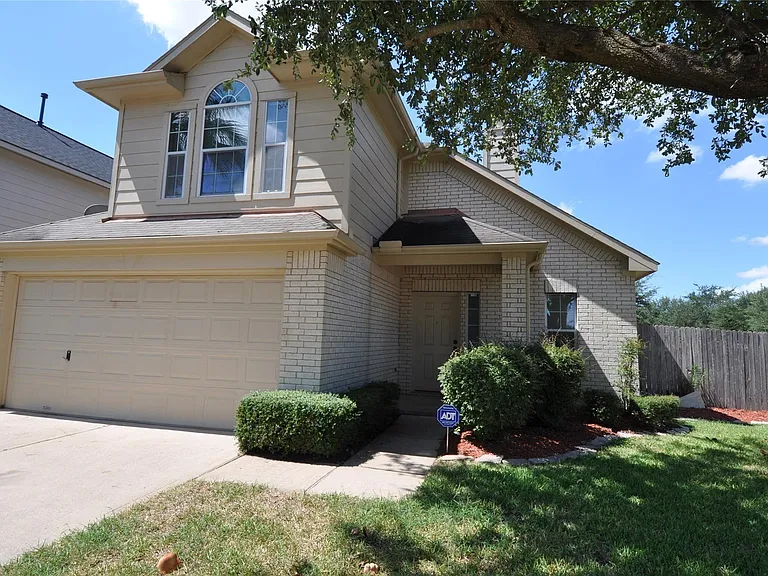 5823 Ridgebluff Ln — Photo 1