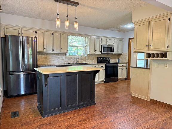 3rd image of 1201 NW Delwood Dr