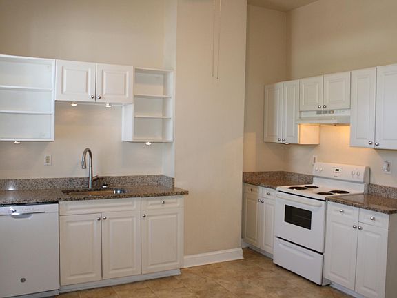 Large Eat-In kitchen excellent cabinet storage