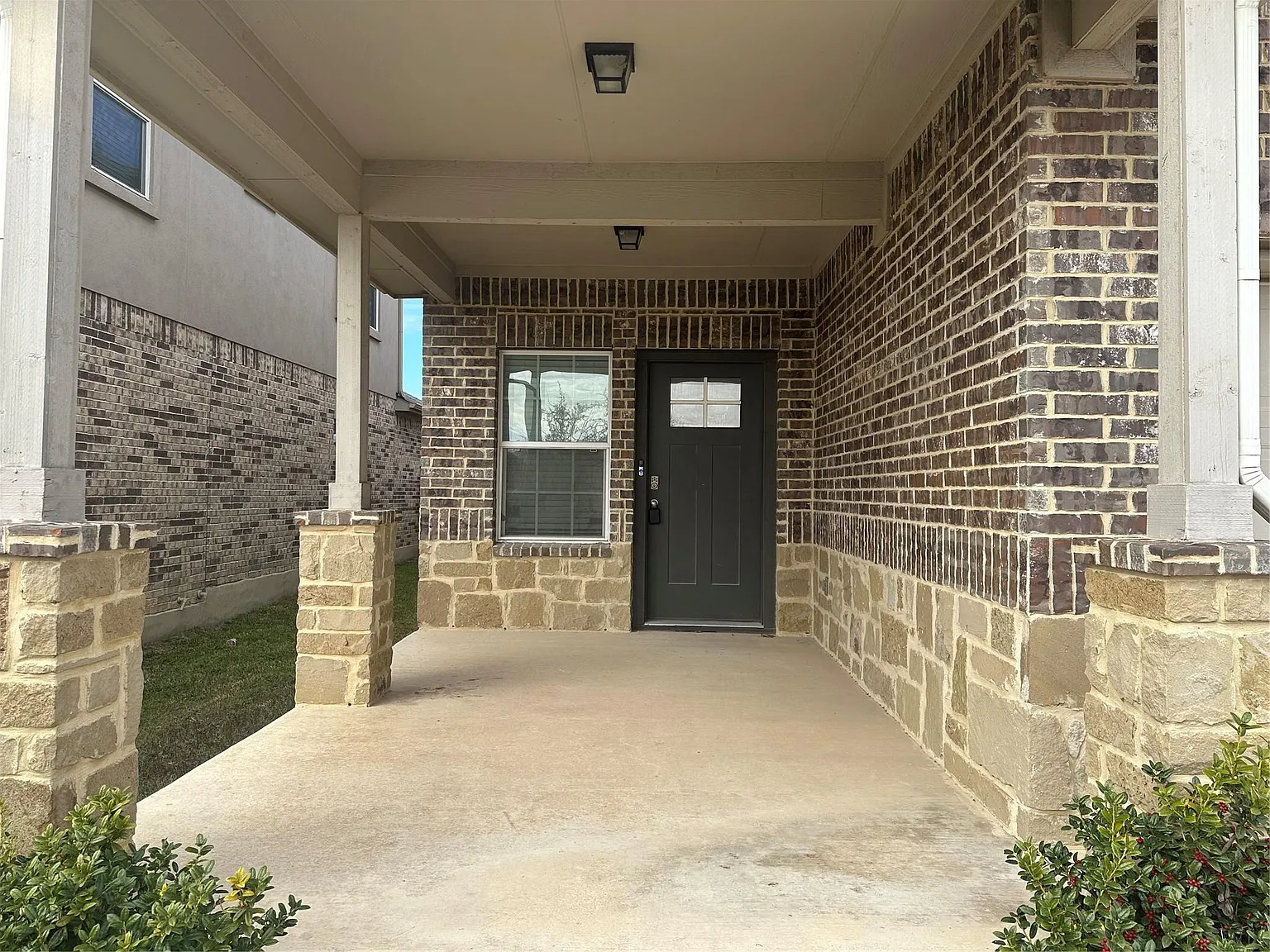 4 bed, 2.5 bath, 2422 sqft, $2,275 — Photo 3