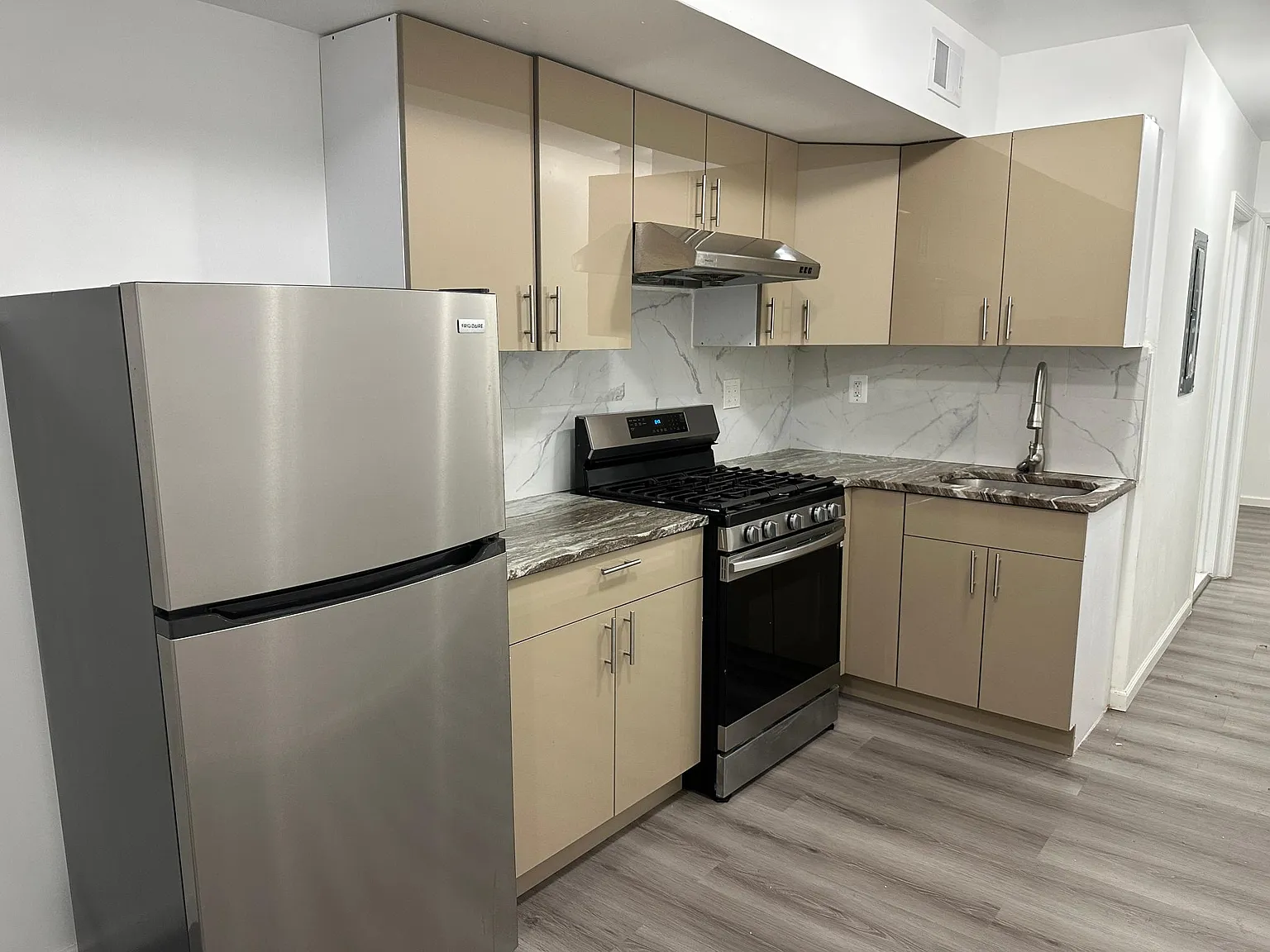 2 bed, 800 sqft, $1,600 — Photo 2