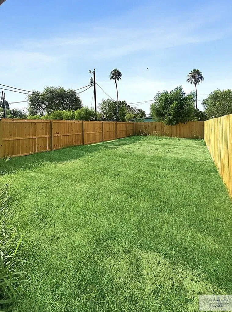 3 bed, 2.0 bath, 1050 sqft, $1,450 — Photo 2