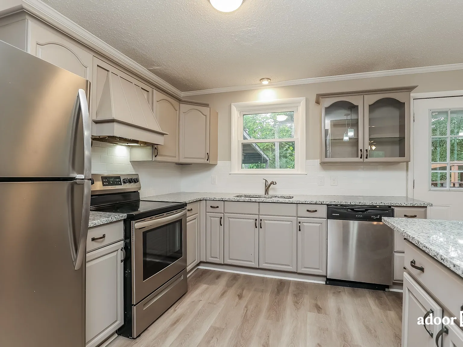 3 bed, 2.0 bath, 1138 sqft, $2,095 — Photo 2