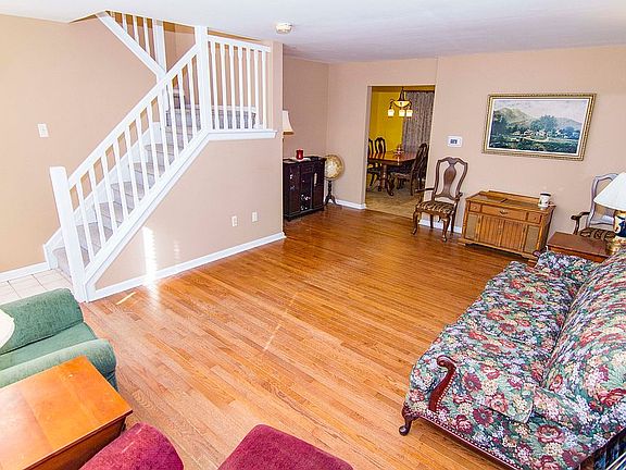 3rd image of 254 Strawbridge Ln