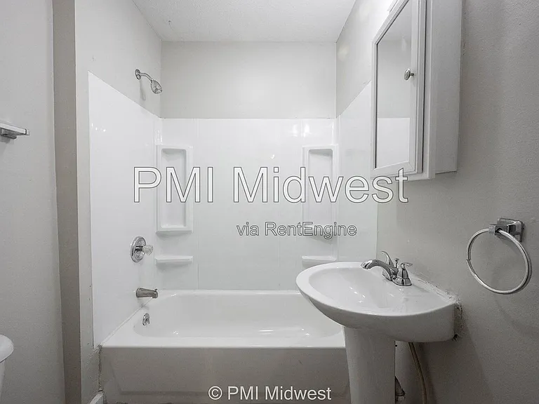 411 W 40th St — Photo 14