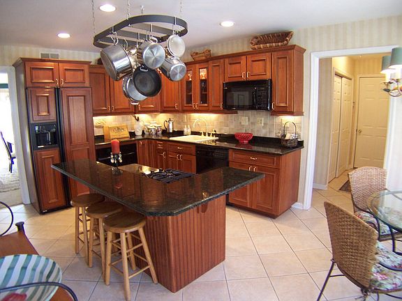Gourmet Kitchen w/Cherry cab, Granite, Highend Appl. 