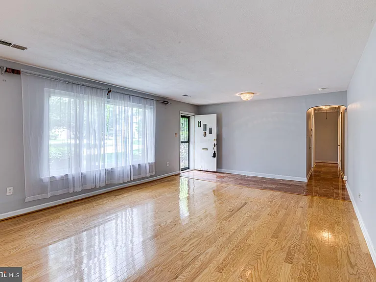 1947 S Arlington Ridge Rd — Photo 23