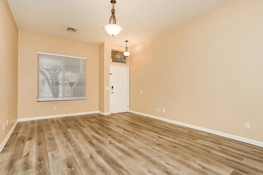 4 bed, 2.0 bath, 1712 sqft, $2,045 — Photo 4