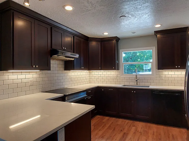 231 NE 10th Ave — Photo 7