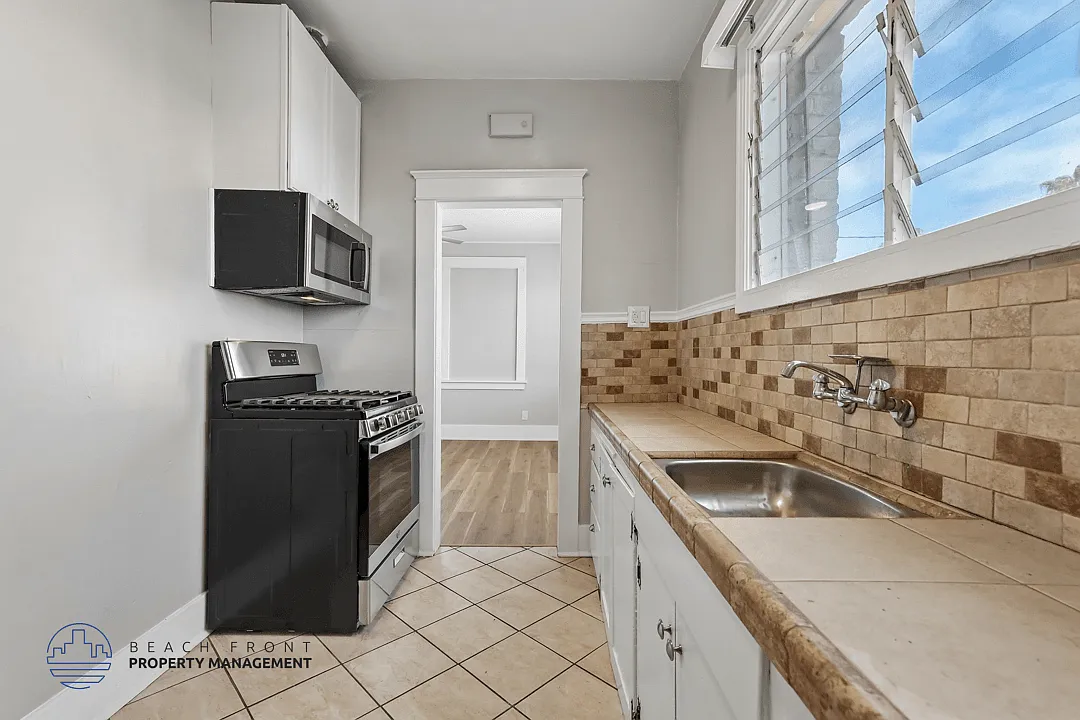 1141 Pine Ave — Photo 1