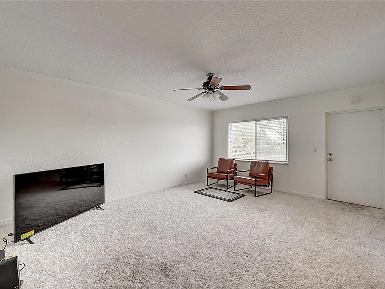 2020 NE 56th St #204 — Photo 9