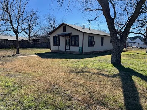 407 W Chase St, Brady, TX 76825