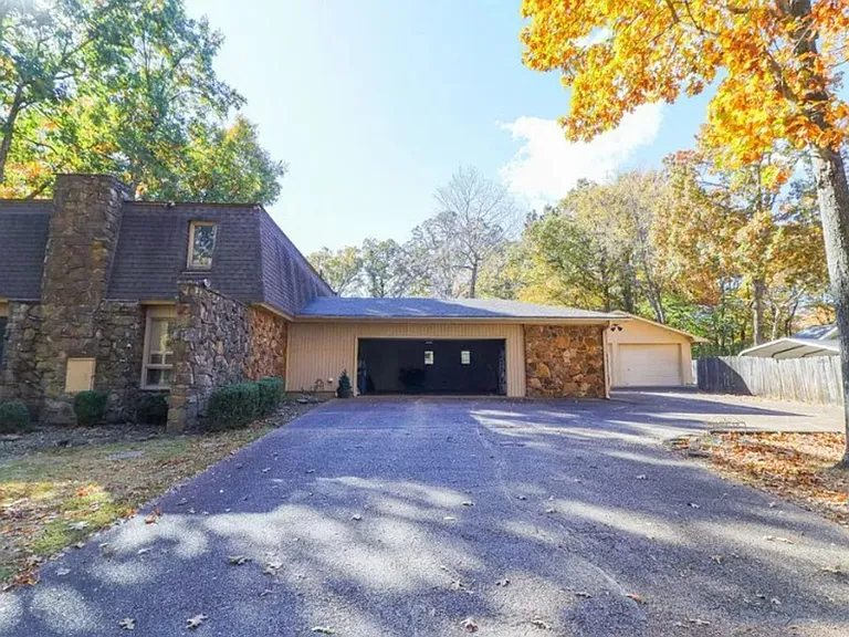 2100 Paula Dr — Photo 5