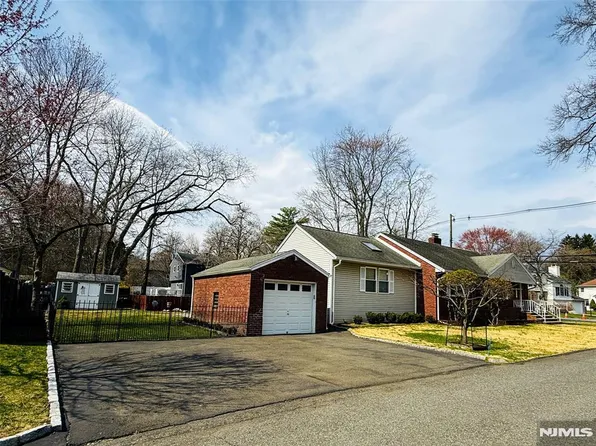 216 Cedar Ln, Closter, NJ 07624