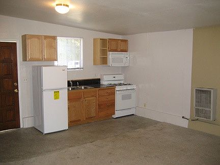 2nd image of 1121 Garden St #B