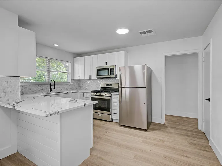 1412 W 10th St — Photo 10