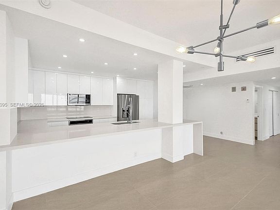 5th image of 251 Crandon Blvd APT 1233