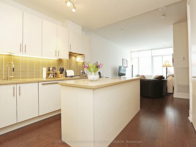 29 Queens Quay E #811 — Photo 2