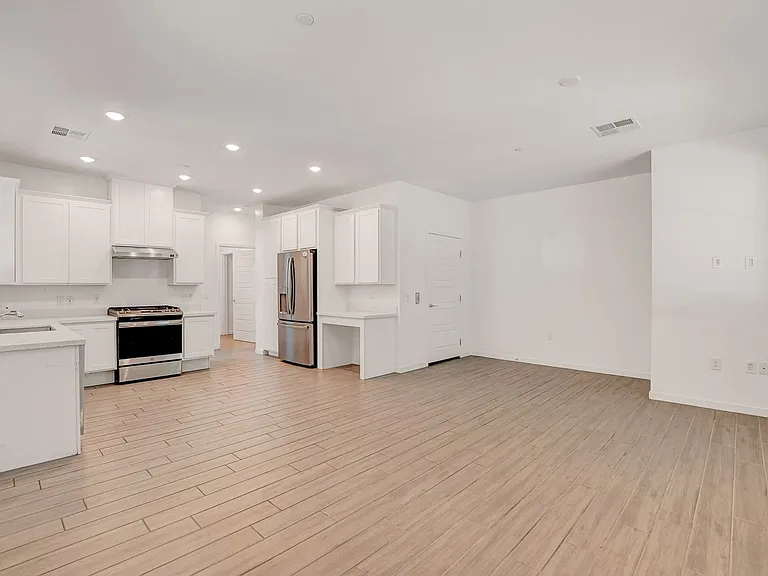 5730 Sky Pointe Dr #190 — Photo 5