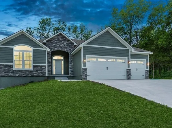 307 SW 17th St, Oak Grove, MO 64075