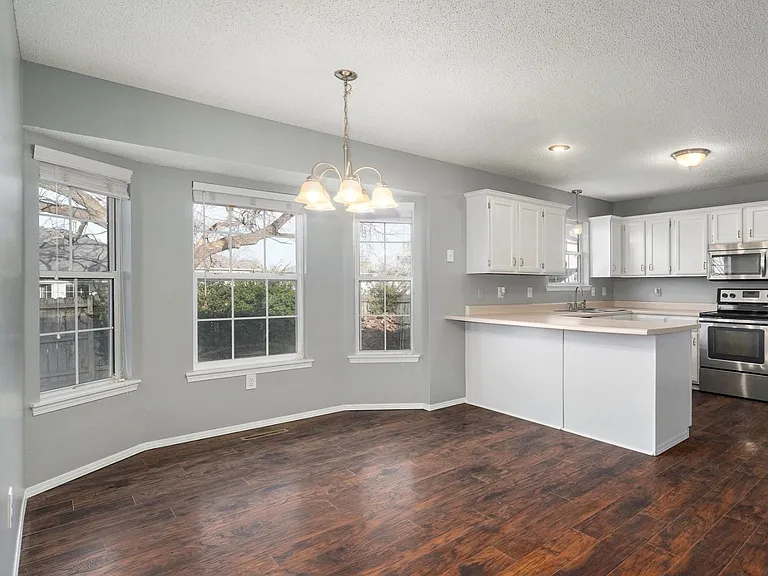 5533 S Walnut Hill Ave — Photo 6