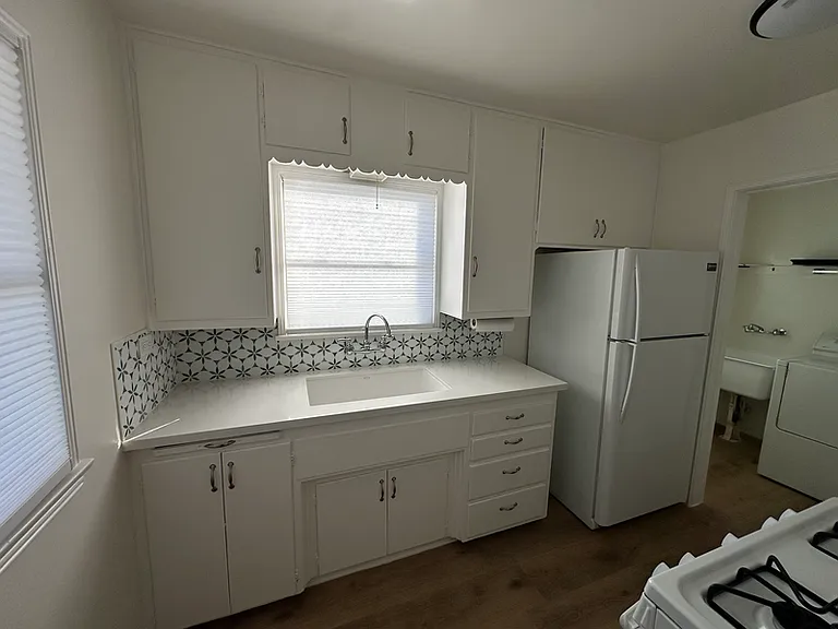 Kitchen sink & counters