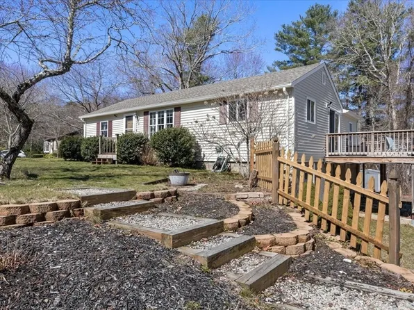 20 Lakeshore Dr, Pembroke, MA 02359