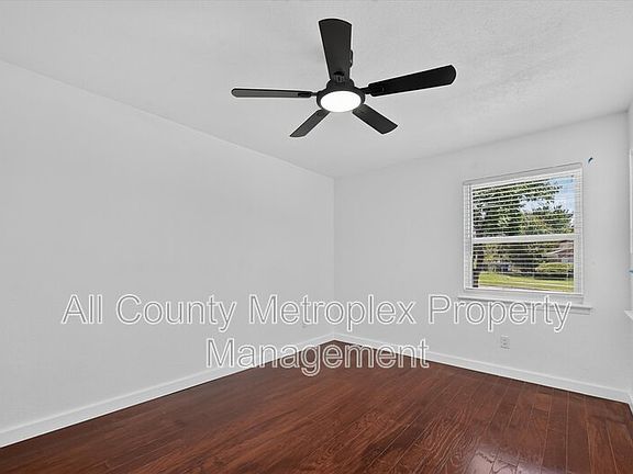 4th image of 2861 Mark Twain Dr