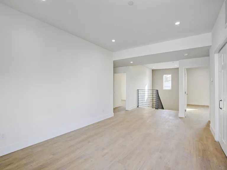 5639 Riverton Ave — Photo 13