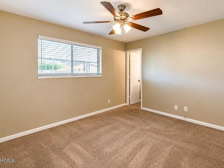 1015 E Marigold Ln — Photo 11