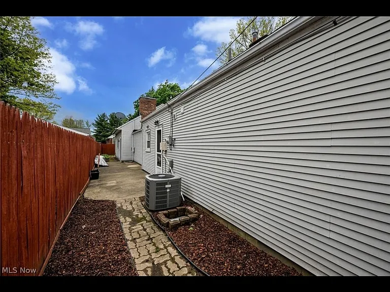 2839 Elmwood St — Photo 7