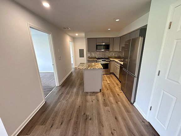 2nd image of 938 E 4th St #202